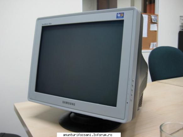 vand desktop monitor monitor pret initial 500 nou face 1500 ron!